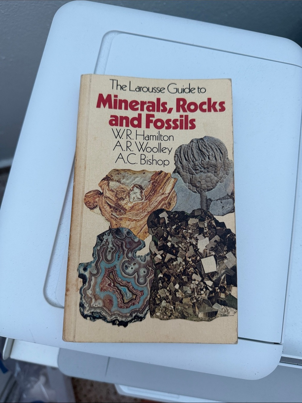 The Larousse Guide to Minerals, Rocks and Fossils — Beige Paperback